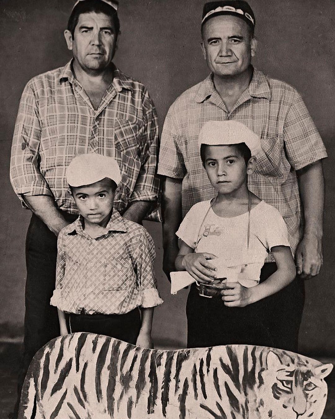 Qizim meni porno qilib ushladi.